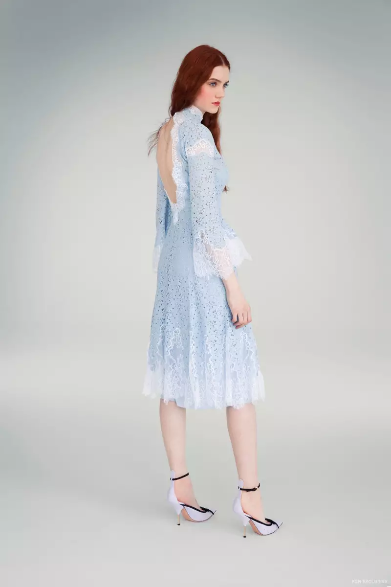 Vestit d'encaix blanc blau Blumarine, anell de perles Kenneth Jay Lane i sabates Rochas