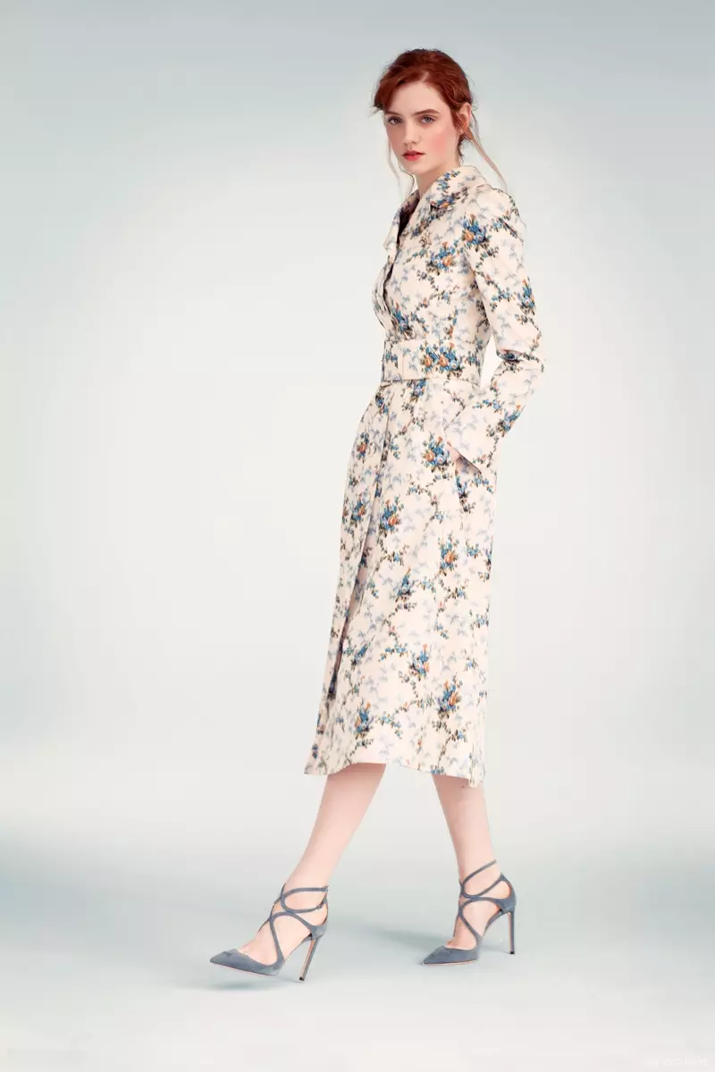 Brock Collection Floral Trench, Jimmy Choo Smoke Suede Sandal y Kenneth Jay Lane Broche & Aretes