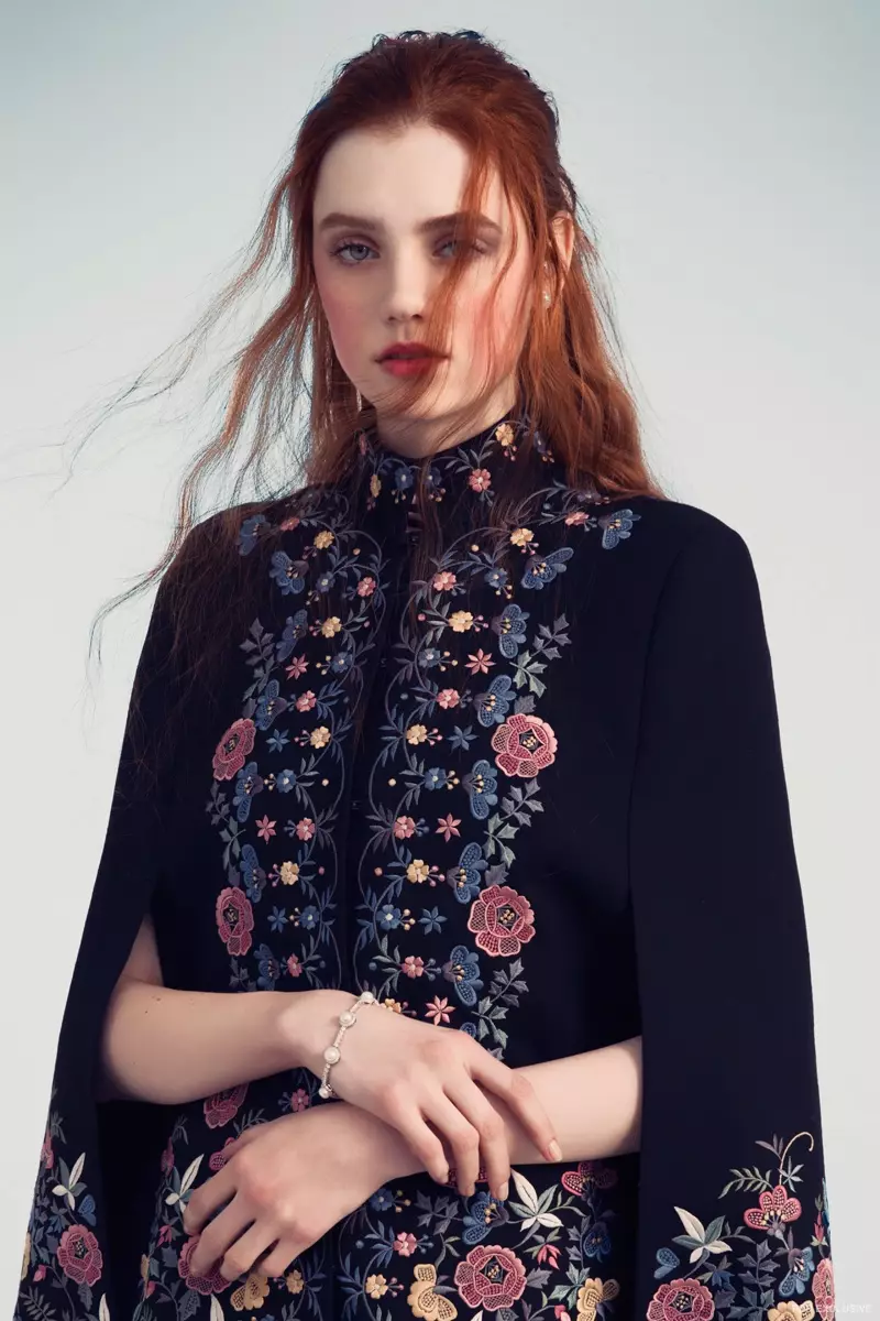 Vilshenko Floral Embroidered Cape en Kenneth Jay Lane Armband