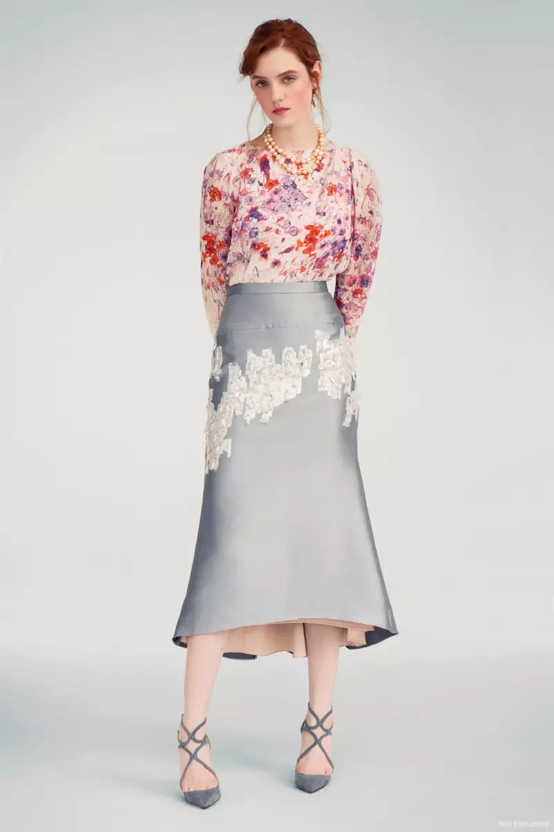 Audra Silk Flower Blouse, Bibhu Mohapatra Skirt yubururu hamwe na Appliqué, Jimmy Choo Umwotsi Suede Inkweto na Kenneth Jay Lane Double Strand Pearls