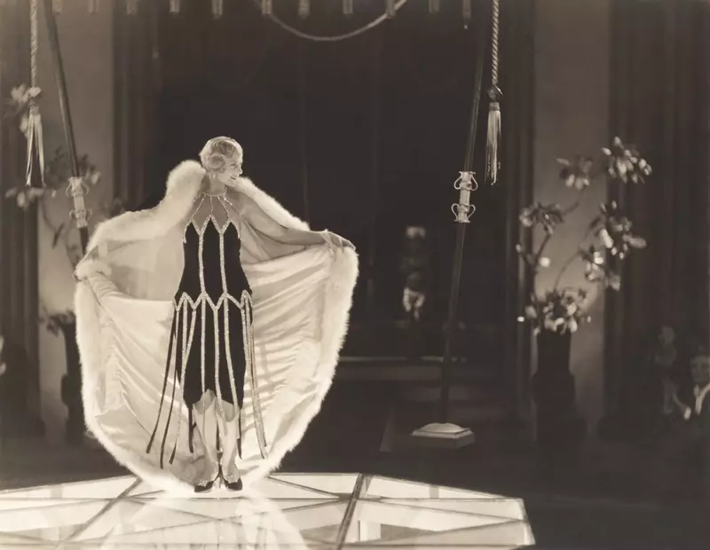 1920-nji ýyllaryň moda sergisinde dyzyna uzyn flapper köýnek geýen model. Photo: Shutterstock.com