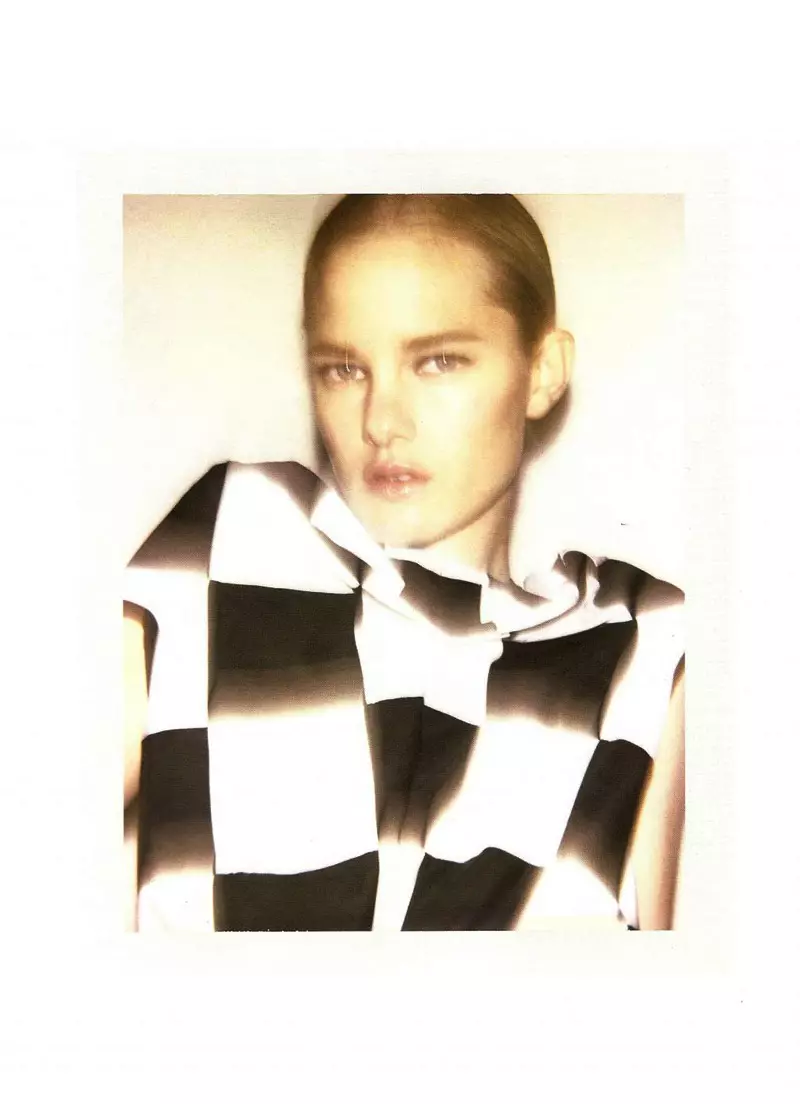 Jacquelyn Jablonski & Hannah Holman oleh Ezra Petronio untuk Self Service Spring 2010