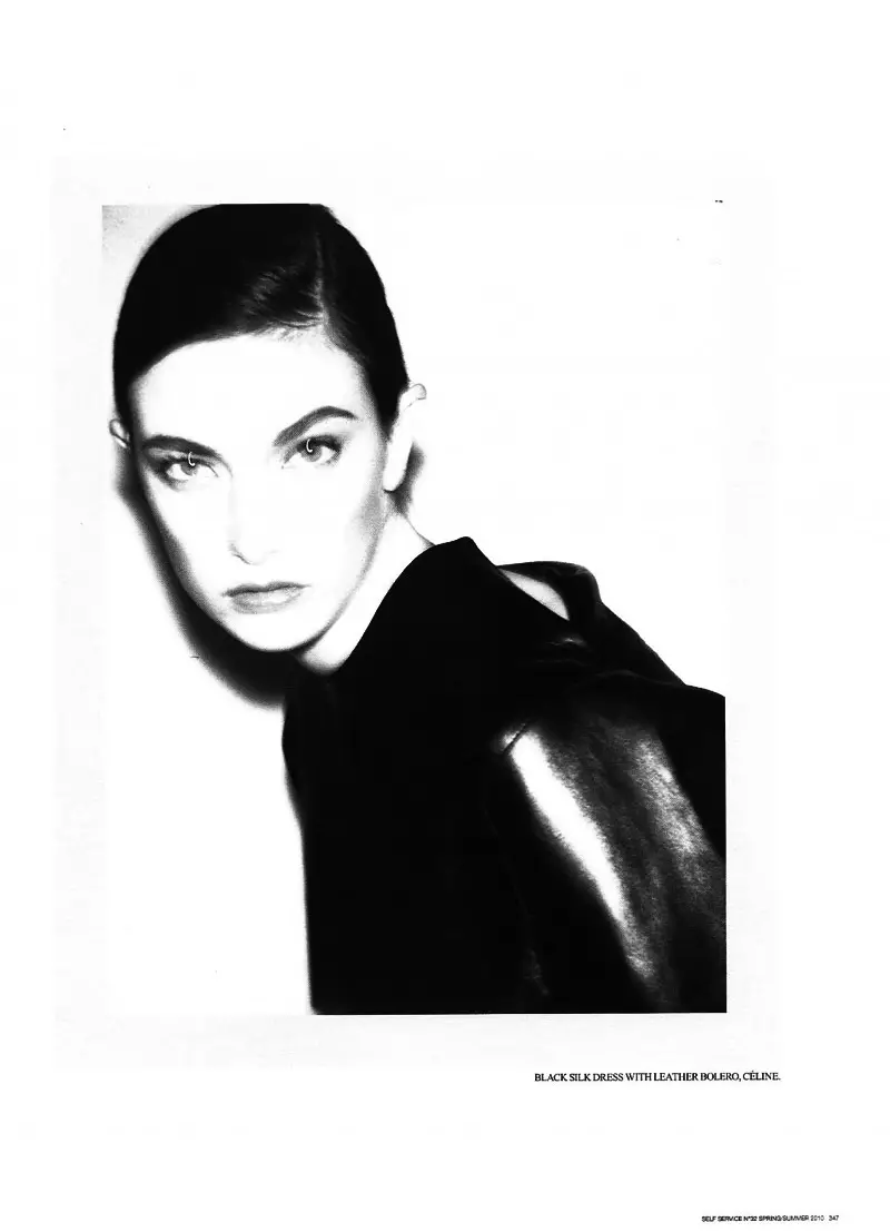 Jacquelyn Jablonski & Hannah Holman oleh Ezra Petronio untuk Self Service Spring 2010