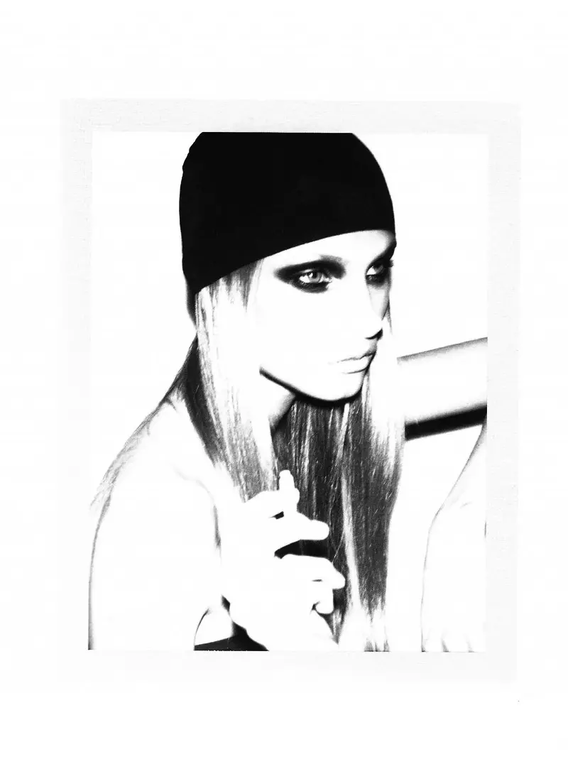 Malgosia Bela naAnna Selezneva naEzra Petronio yeSelf Service Spring 2010