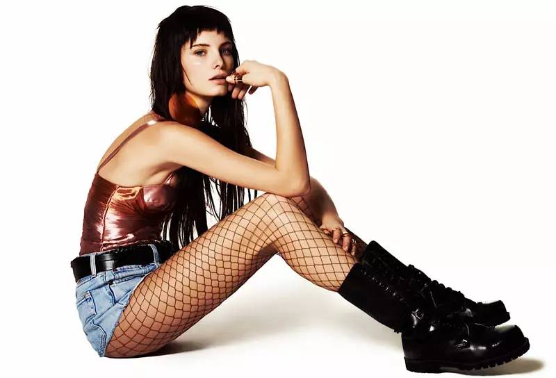 Ava Smith jest szykowna w stylu grunge dla magazynu Flaunt autorstwa Alexandra Neumanna