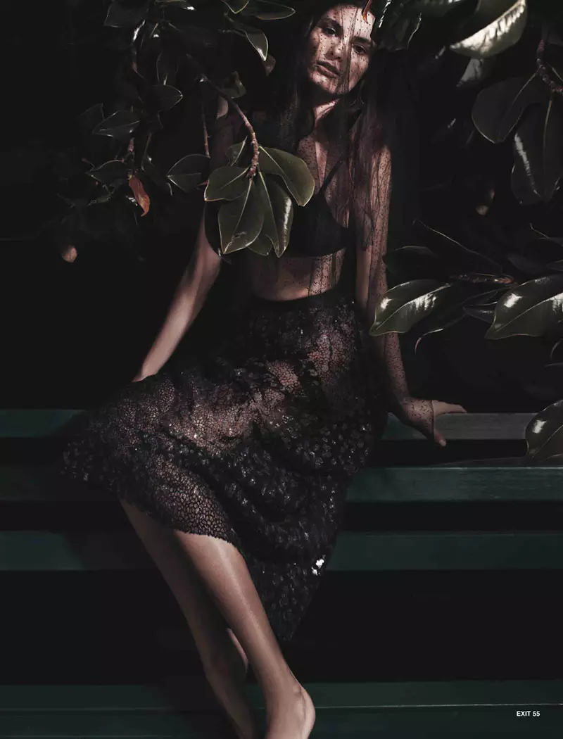 Ava Smith revêt un style romantique pour Exit Magazine A/W 2012 par Benny Horne