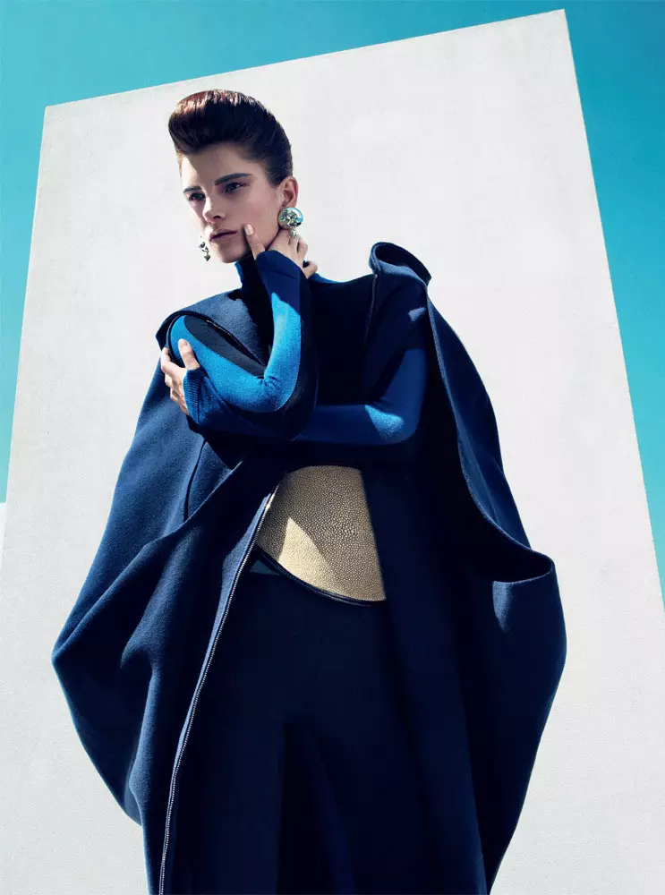 Ava Smith Dons Bold Fall Mencari Harper's Bazaar UK September 2012 oleh Sebastian Kim