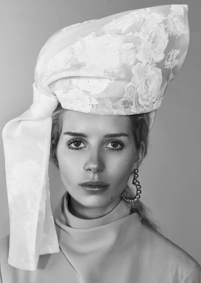 Charms de Lottie Moss en blanco y negro para L'Officiel Países Bajos