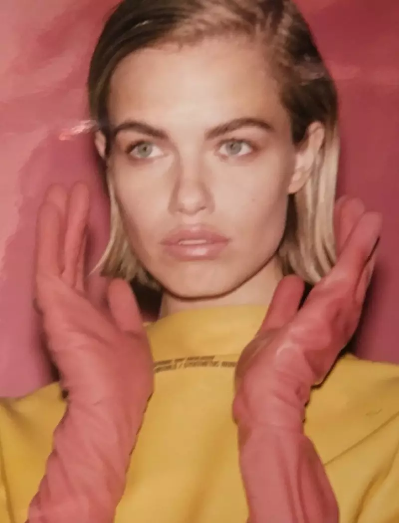 O Hailey Clauson o lo'o fa'aalia i Sitaili Sleek mo L'Officiel Netherlands