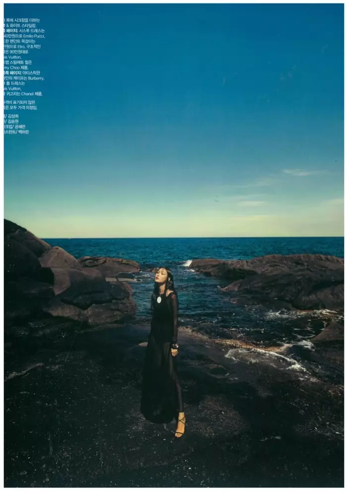 Sung Hee Kim er en sirene på havet for Harper's Bazaar Korea
