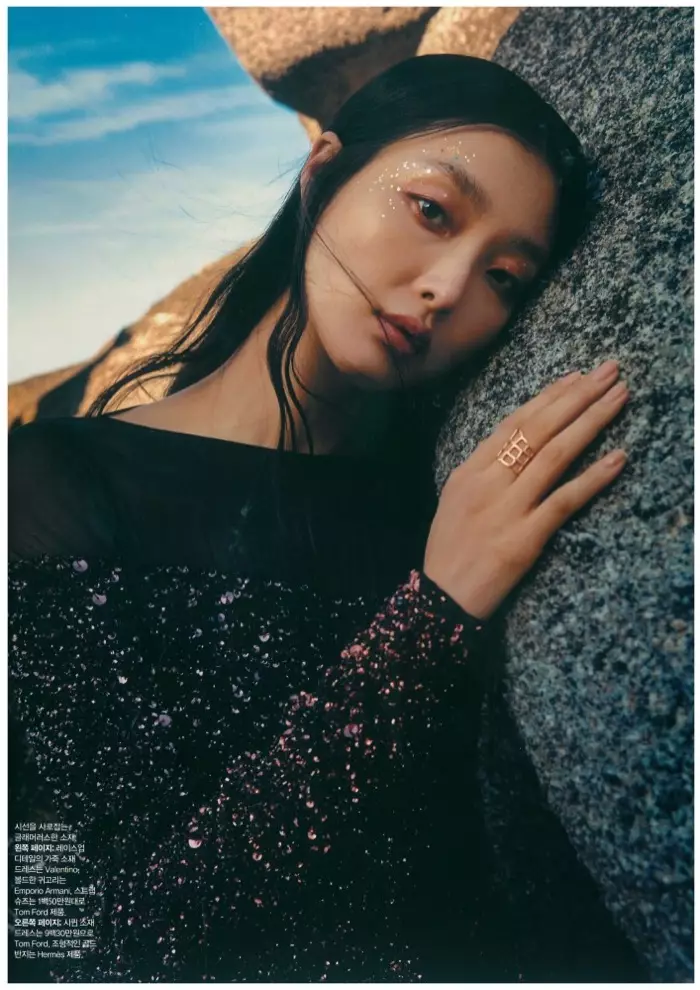Sung Hee Kim jest syreną na morzu dla Harper's Bazaar Korea