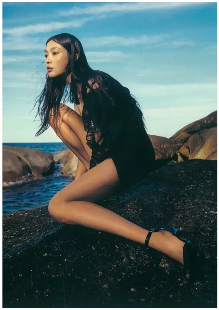 Sung Hee Kim jest syreną na morzu dla Harper's Bazaar Korea
