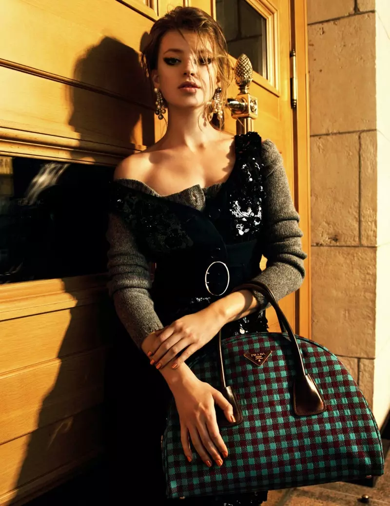 Анастасия Кузнецова носи Prada за Elle Russia от Николай Бирюков
