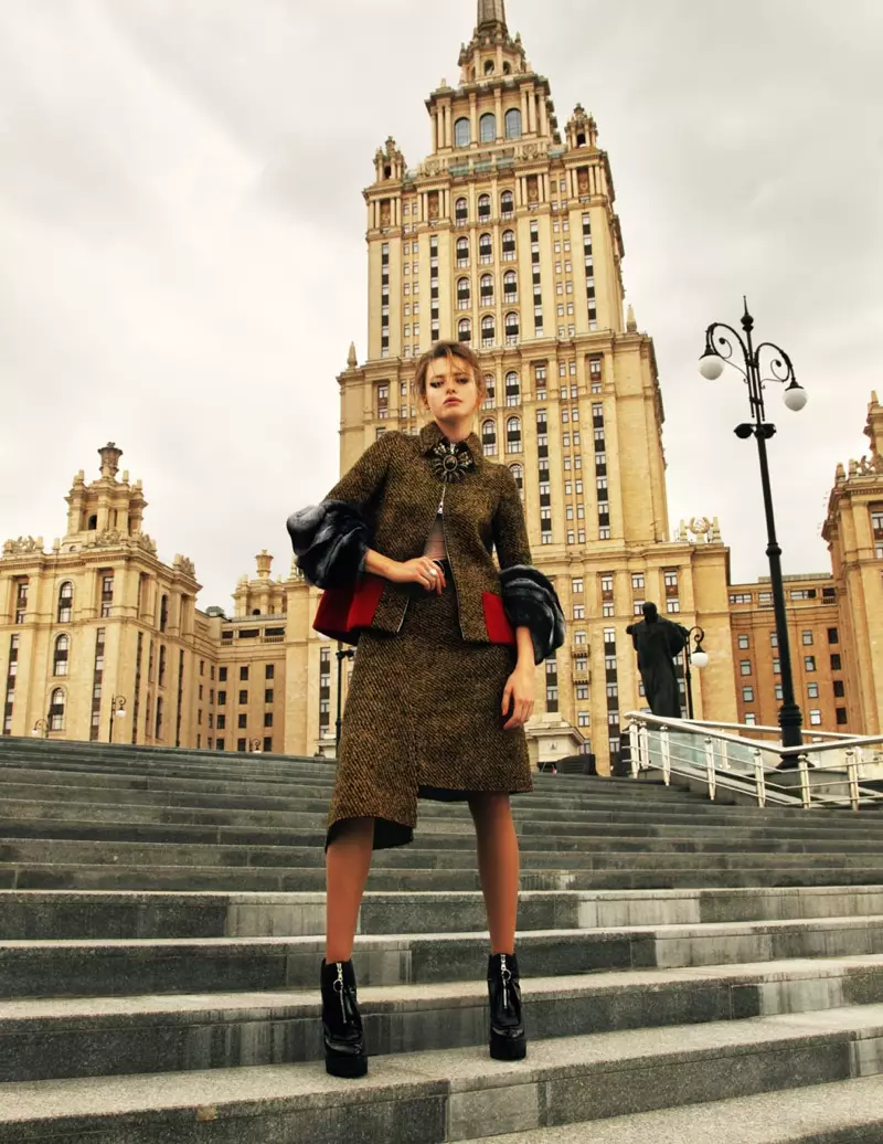 Anastasia Kuznetsova draagt Prada voor Elle Russia door Nikolay Biryukov