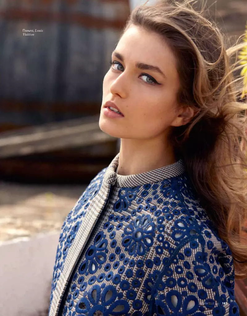 Andreea Diaconu di Elle Russia Shoot a Asa Tallgard de bi şêwaza spanî model dike