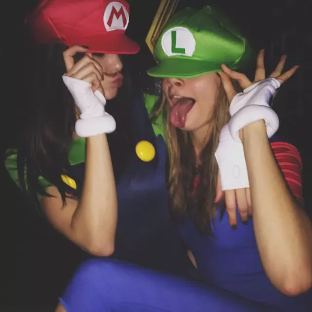 Cara Delevingne a Kendall Jenner šli jako Mario & Luigi