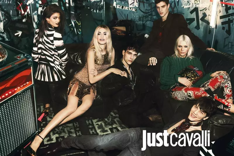 Kendra Spears, Hailey Clauson a Aline Weber vystupují pro kampaň Just Cavalli's Fall 2012 od Giampaola Sgury