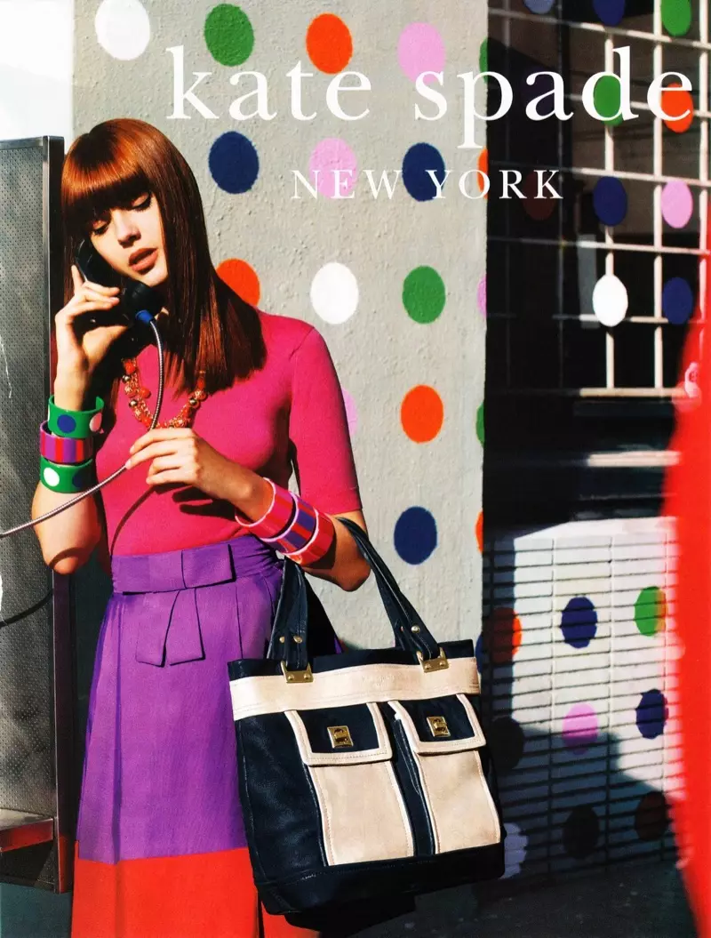 Kampanye iklan Kate Spade terkenal dengan warna-warna cerahnya