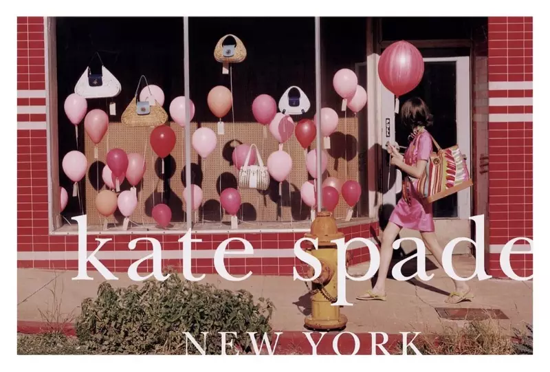 Balões cor de rosa ganham destaque na campanha primavera-verão 2006 de Kate Spade