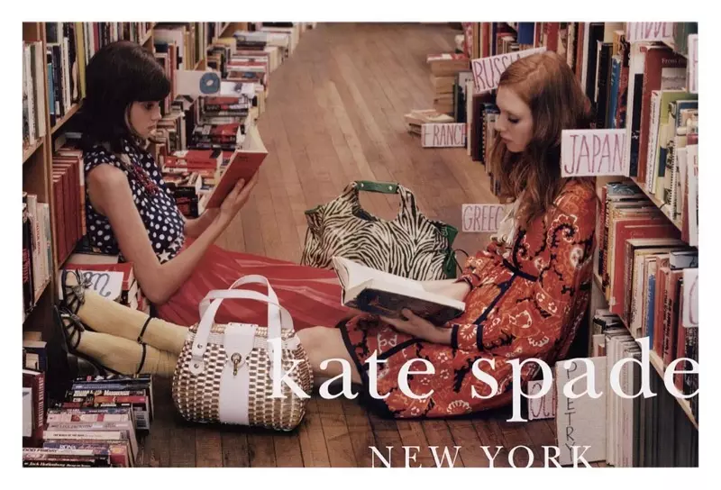 2006 ilkbahar-yaz kampanyası için Tim Walker, Kate Spade kızlarını bir kütüphanede yakaladı