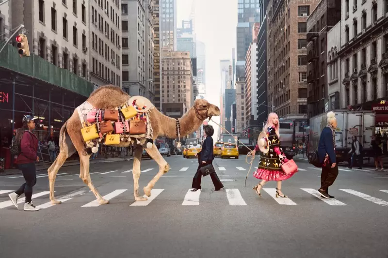 Fernanda Ly loopt in New York met een kameel voor Kate Spade's lente-zomercampagne 2017