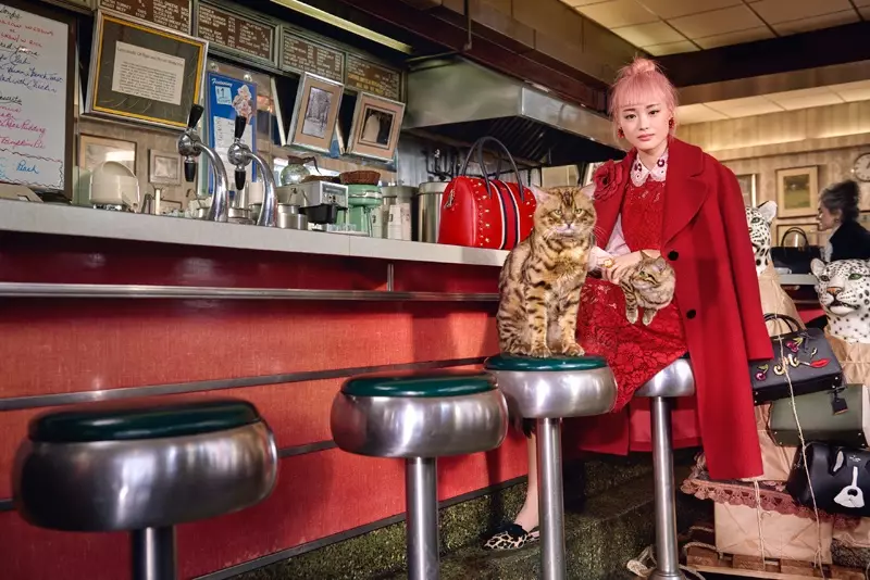 Fernanda Ly posa em um restaurante de Nova York vestindo uma jaqueta vermelha para a campanha publicitária de outono-inverno 2017 de Kate Spade