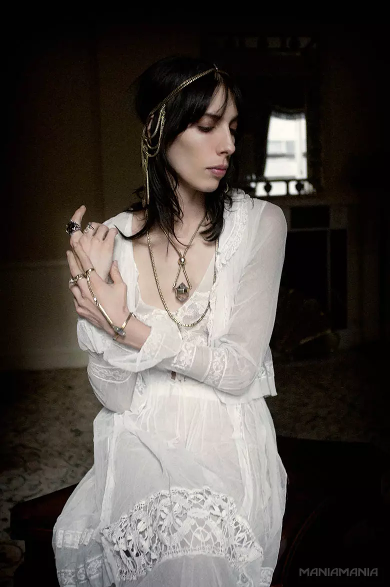 ManiaMania ينتقي Jamie Bochert من أجلها