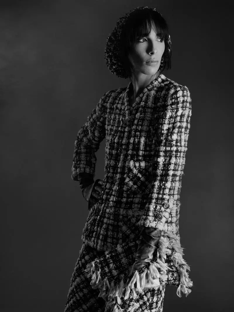 Jamie Bochertas vaidina „Chanel“ Haute Couture 2012 m. rudens „Lookbook“, kurį sukūrė Karlas Lagerfeldas