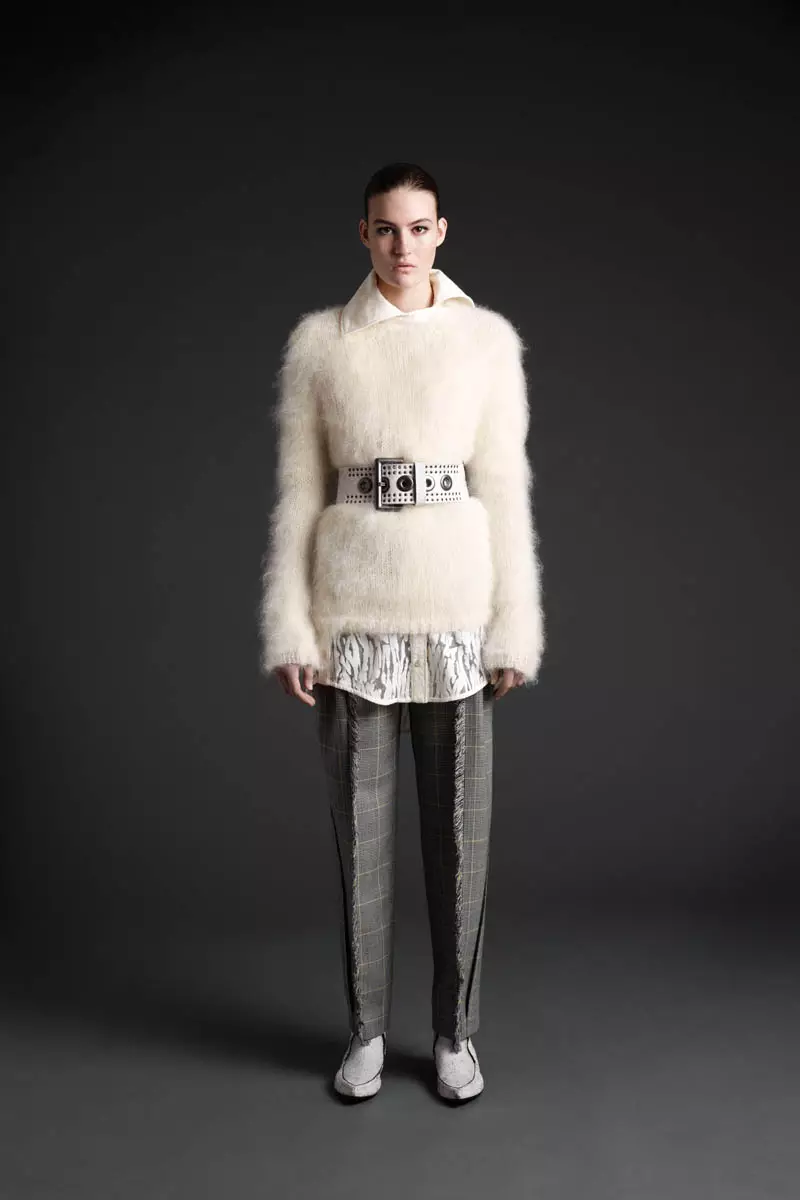 Maria Bradley modelt die Herbst/Winter-Kollektion 2013 von McQ Alexander McQueen