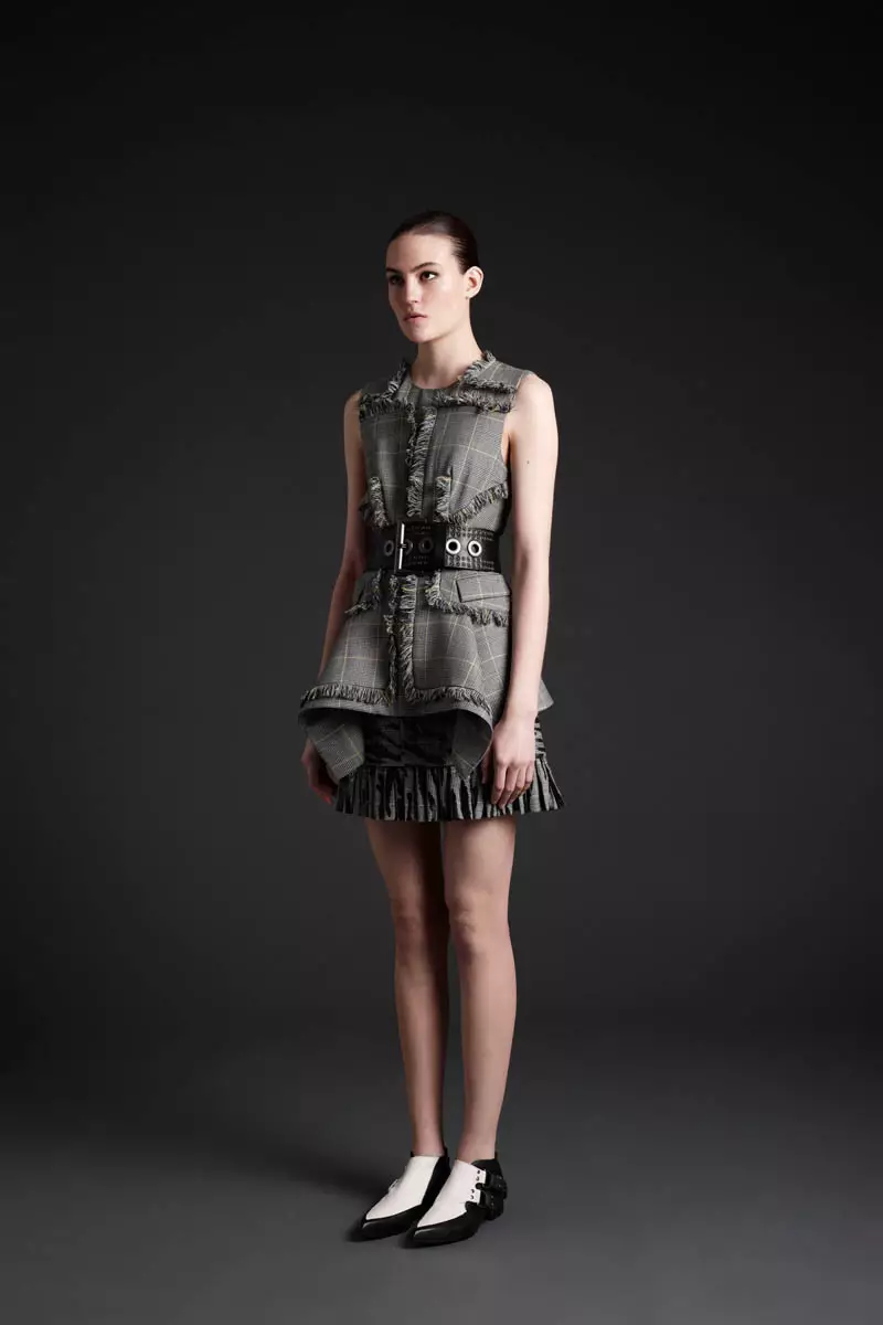 Maria Bradley modellerar McQ Alexander McQueens höst-/vinterkollektion 2013