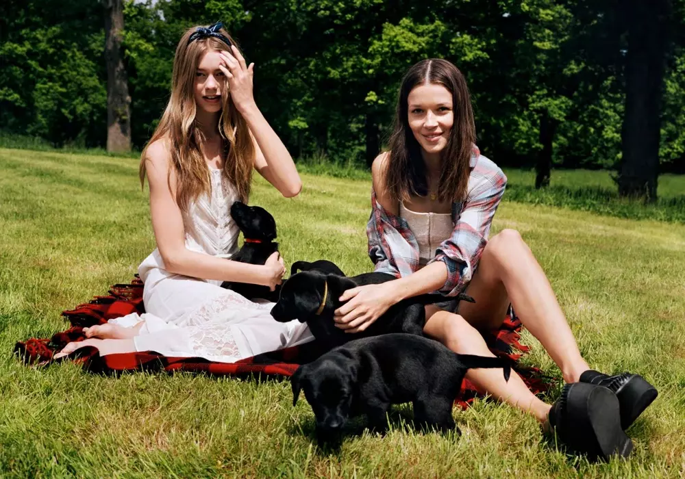 Ondria Hardin en Hanna Sorheim speel in Urban Outfitters se Late Summer Lookbook