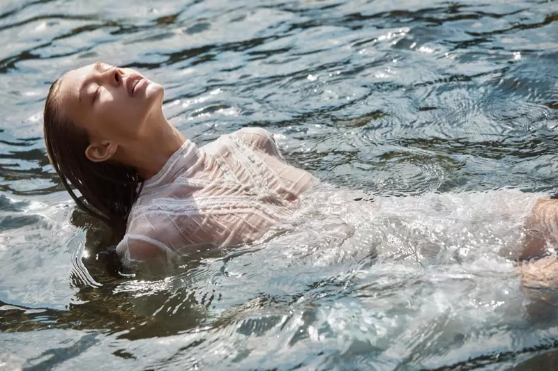 Ondria Hardin pencét pantai pikeun ELLE Mexico