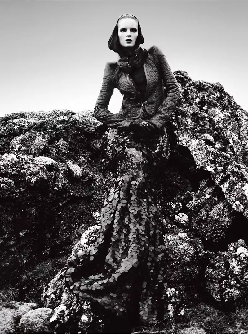 Charlotte Tomaszewska Dons Luxe Style for Vogue Portugal 2012년 11월 Kevin Sinclair 제작