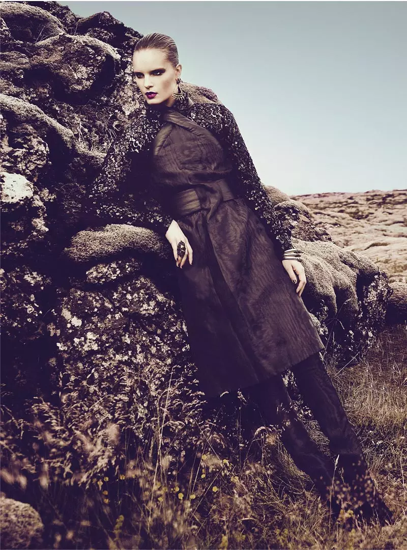 Charlotte Tomaszewska indossa uno stile lussuoso per Vogue Portogallo novembre 2012 di Kevin Sinclair