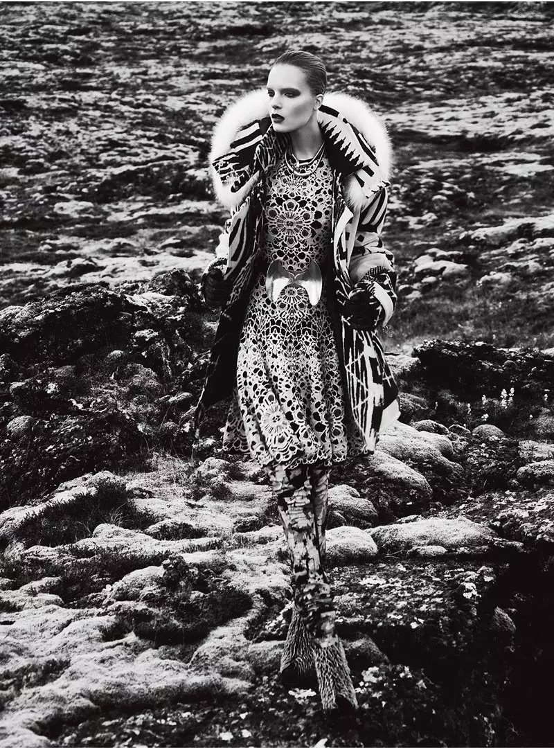 Charlotte Tomaszewska indossa uno stile lussuoso per Vogue Portogallo novembre 2012 di Kevin Sinclair