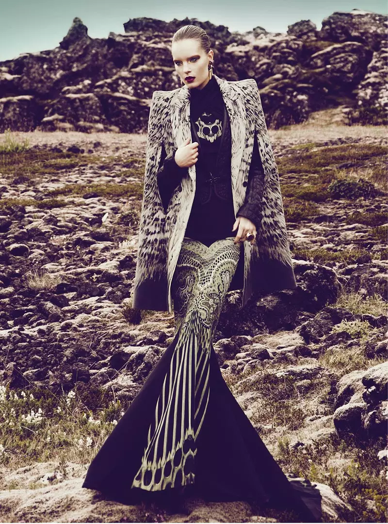 Charlotte Tomaszewska indossa uno stile lussuoso per Vogue Portogallo novembre 2012 di Kevin Sinclair