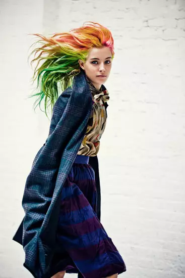 Chloe Norgaard yra žurnalas „Netinkamas metalui“ Nr. 28