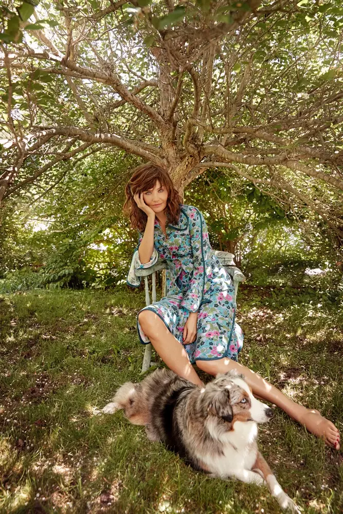 Helena Christensen dia manao modely amin'ny endrika vehivavy ho an'ny Gazety Mena