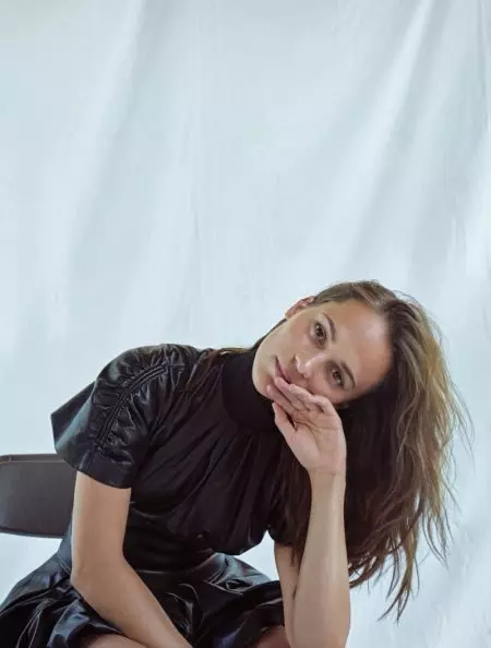 Alicia Vikander poseeraa Louis Vuittonissa ELLE Korealle