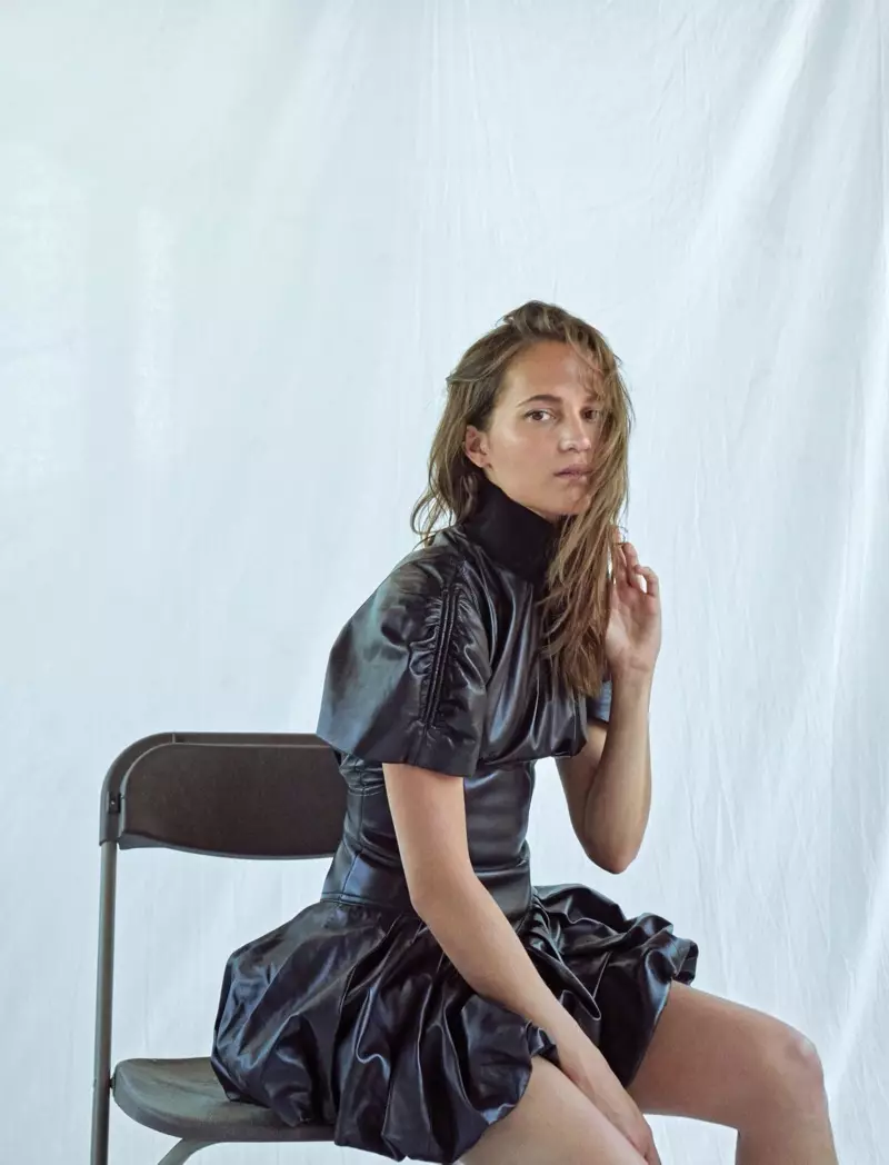 Yr actores Alicia Vikander yn ystumio mewn ffrog du Louis Vuitton