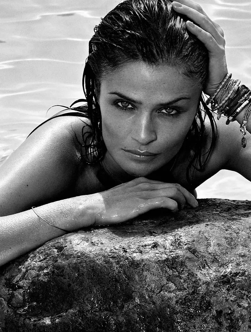 Helena Christensen Sizzles do Xavi Gordo i mBun Clúdaigh Bealtaine 2013 Elle Spain