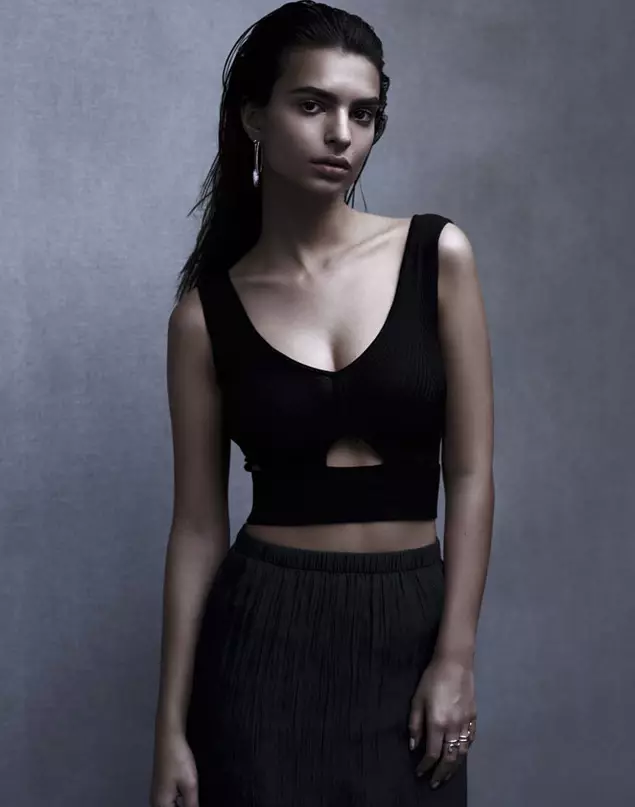 Emily Ratajkowski är (överraskande) täckt i S Moda Shoot