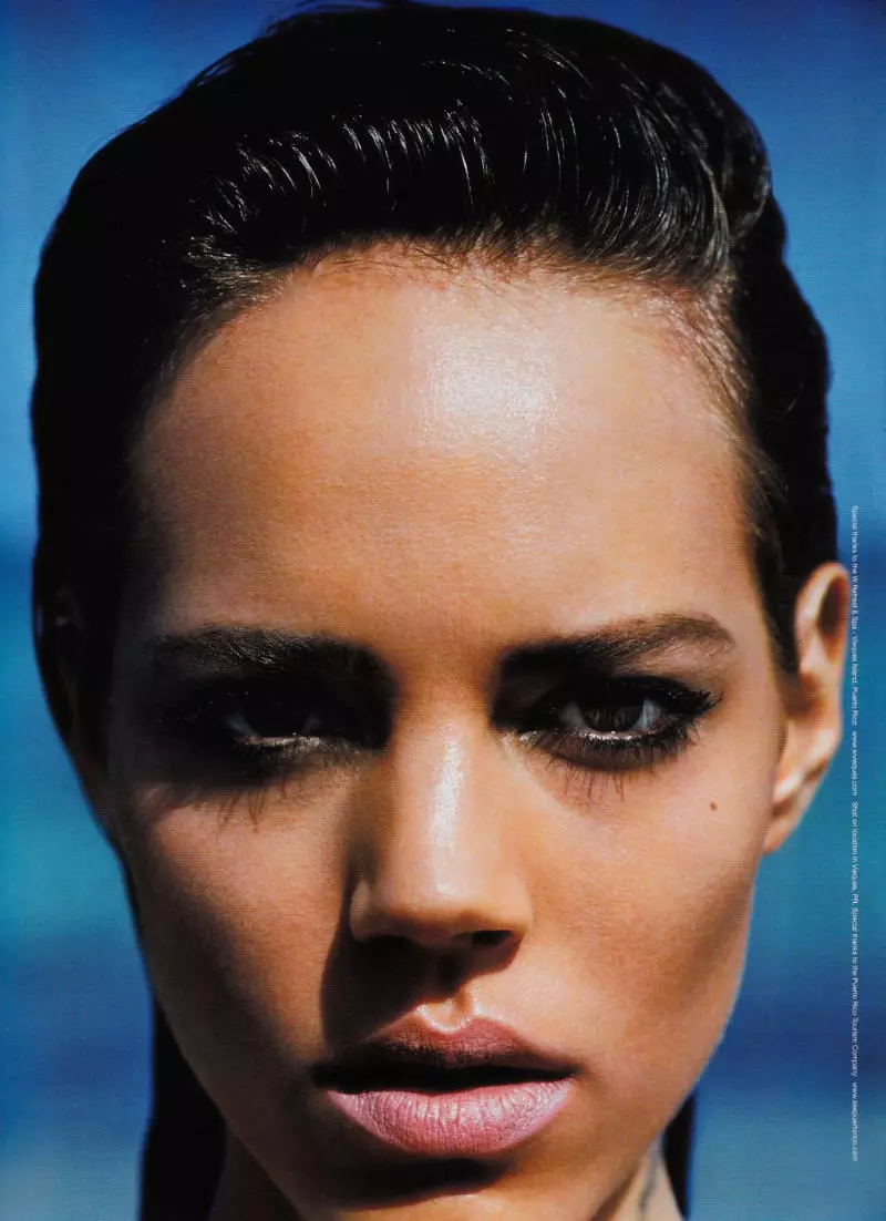 Alasdair McLellan 為《Vogue》日本版 2011 年 7 月拍攝的 Freja Beha Erichsen