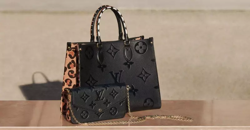 Leopard prints nangtung kaluar pikeun Louis Vuitton Wild di kempelan Heart.