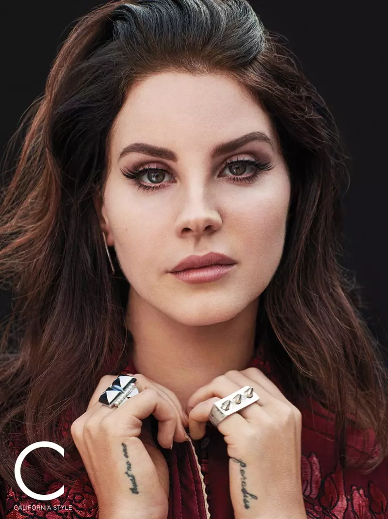 Yakın çekim için hazır olan Lana Del Rey dalgalı saç modeli giyiyor