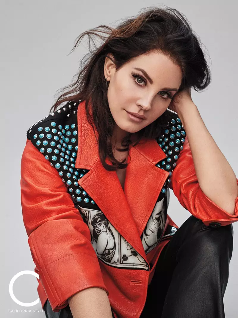 Lana Del Rey trägt eine Prada-Jacke und eine SPRWMN-Hose