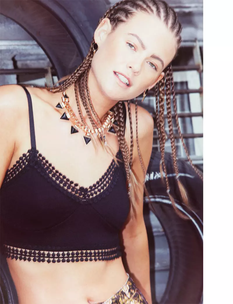 Behati Prinsloo neem Street Style aan vir Super Nasty Magazine