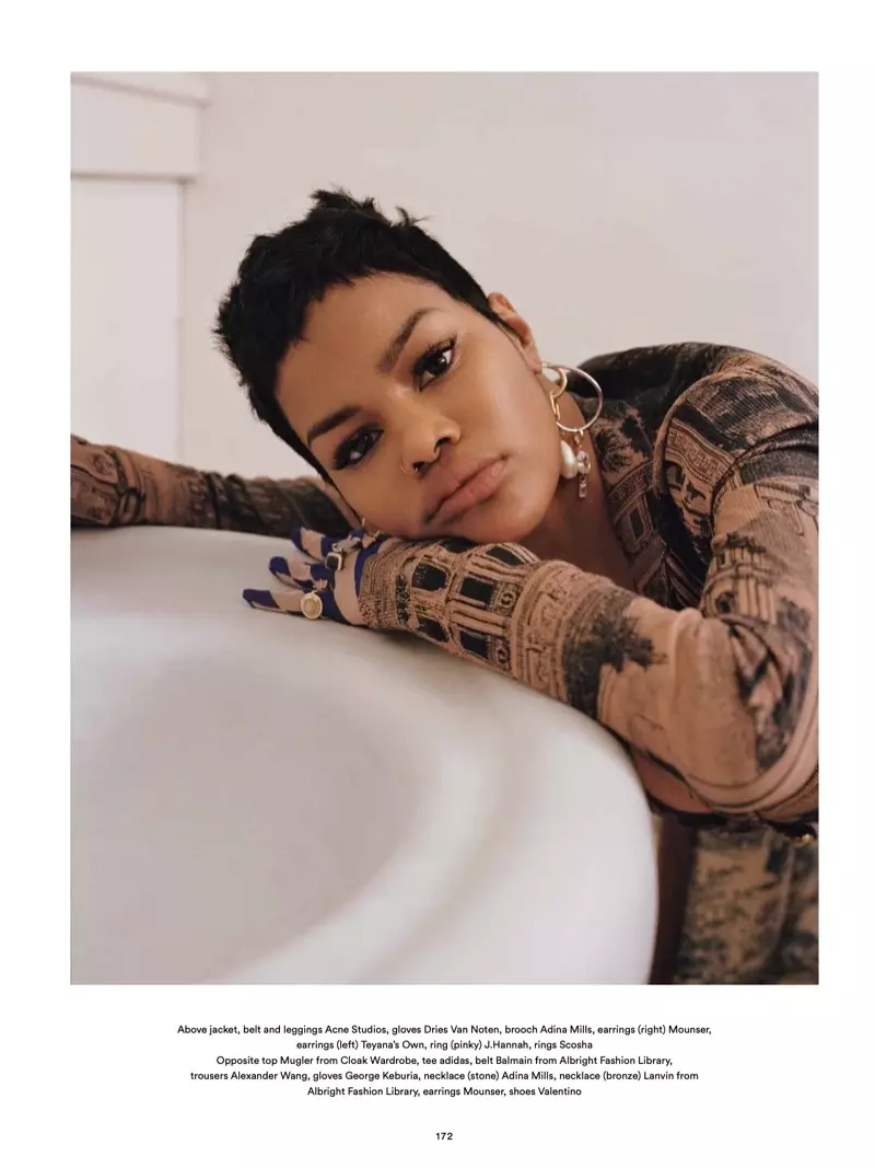 Teyana Taylor pare pou li a, li mete jakèt, senti ak zanno Acne Studios ak gan Dries Van Noten.