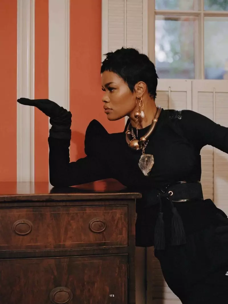 Klaaid yn swart, draacht Teyana Taylor Mugler-top, Alexander Wang-broek en Balmain-riem