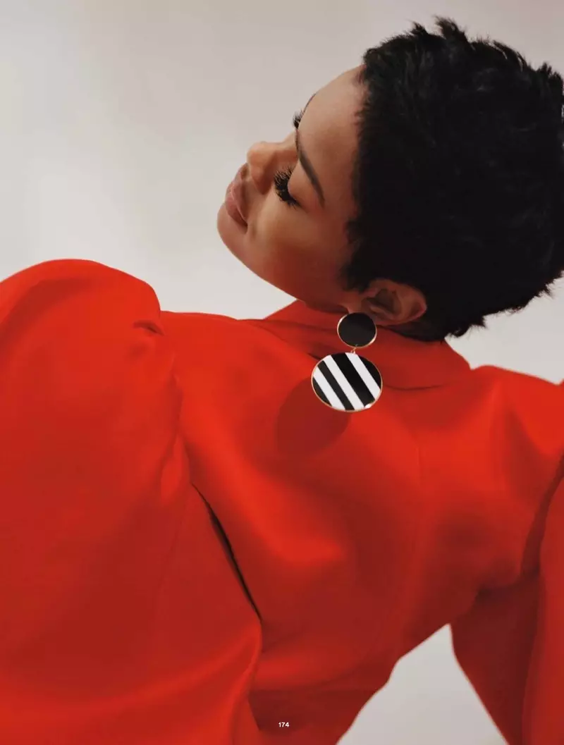 Teyana Taylor berpose dengan jaket Kaimin dan anting-anting Joanna Laura Constantine